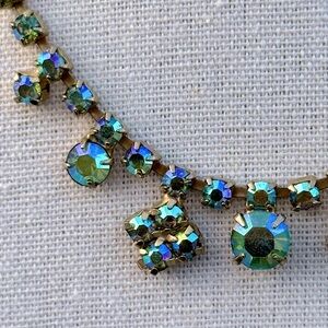 🤩 Vintage Peacock Blue Green Aurora Borealis Gold Tone Necklace